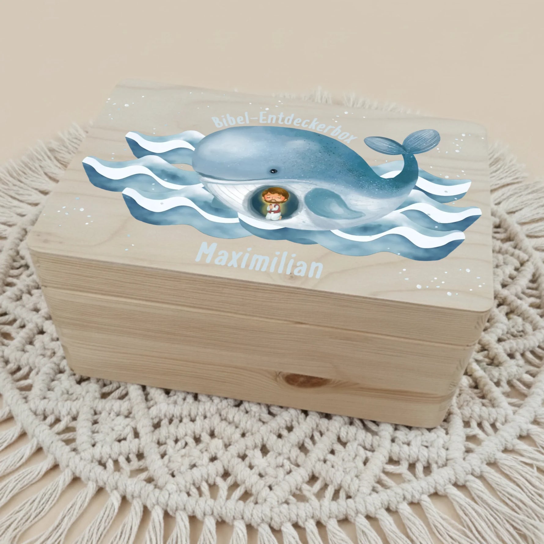 Personalisiertes Christliche Erinnerungsbox für Geburt liegt auf einem Makramee Teppich