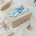 Personalisiertes Christliche Erinnerungsbox für Geburt liegt neben einigen Spielsachen