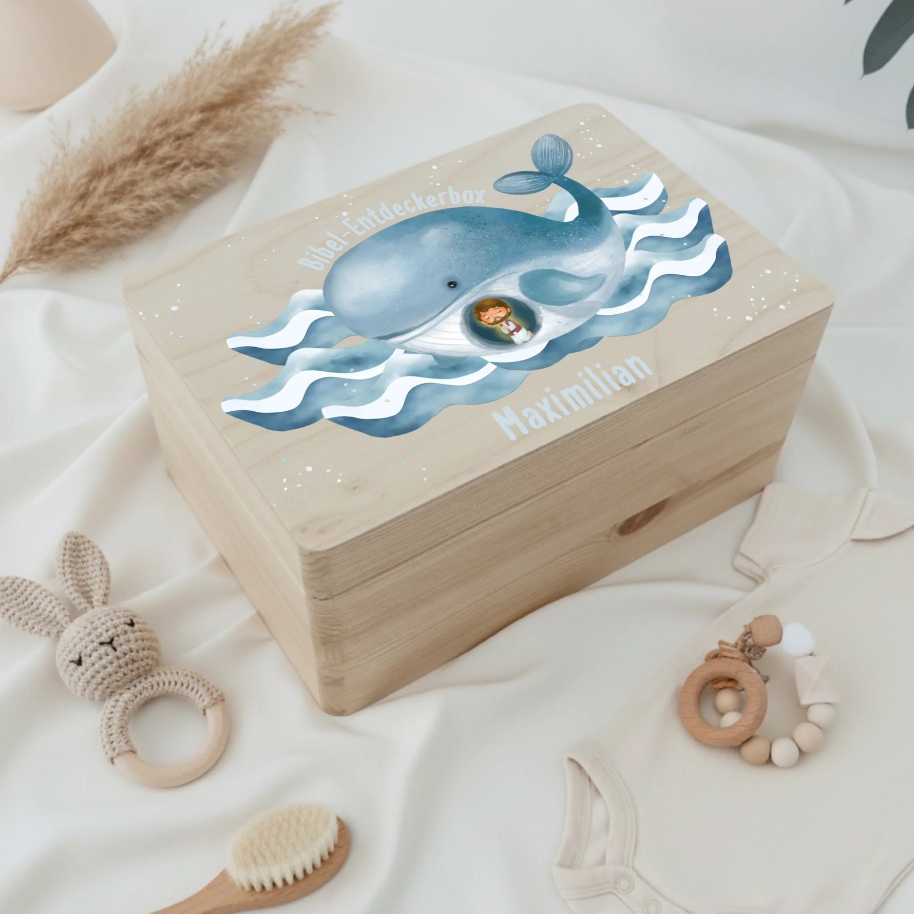 Personalisiertes Christliche Erinnerungsbox für Geburt liegt neben einigen Spielsachen