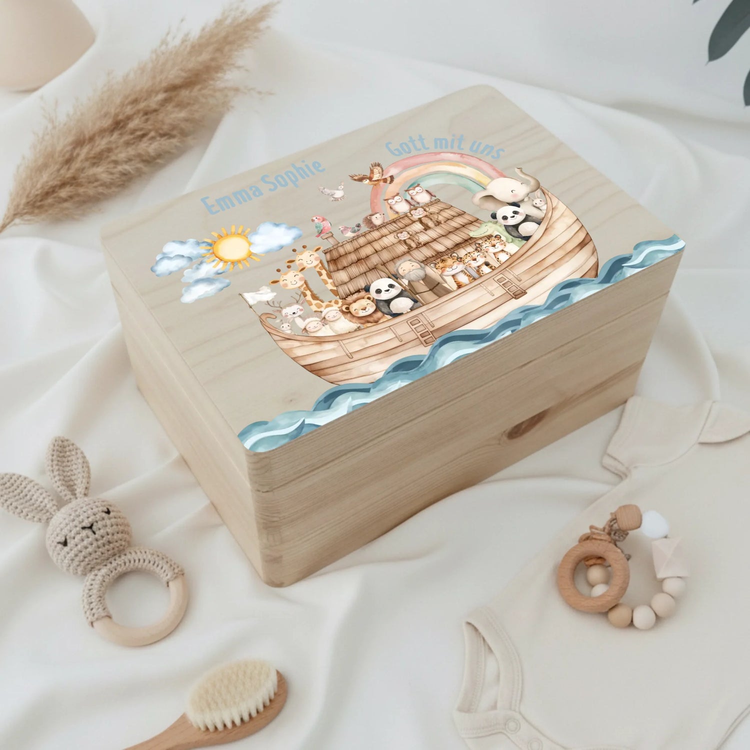 Personalisiertes Christliche Erinnerungsbox für Geburt liegt neben einigen Spielsachen