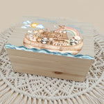 Personalisiertes Christliche Erinnerungsbox für Geburt liegt auf einem Makramee Teppich