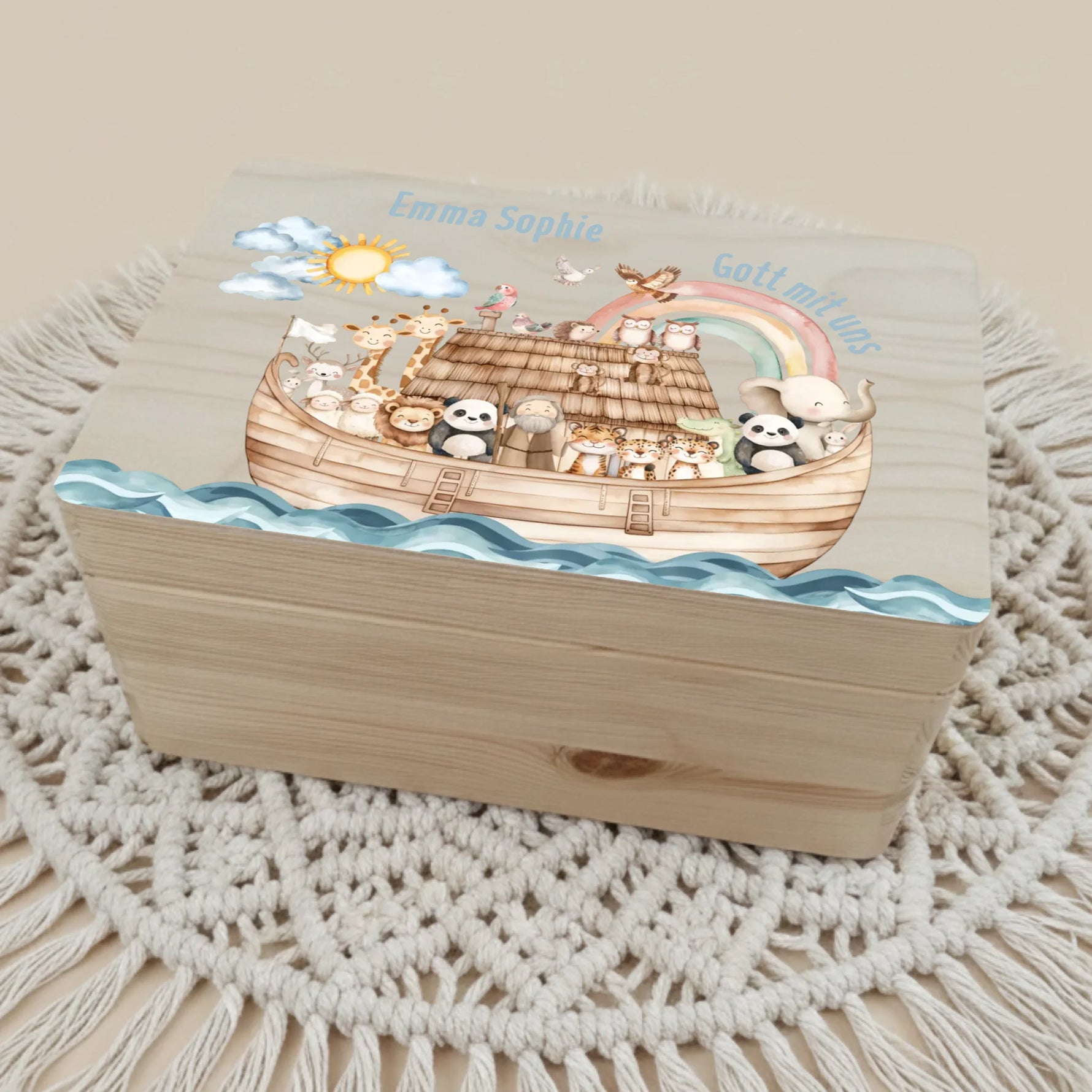 Personalisiertes Christliche Erinnerungsbox für Geburt liegt auf einem Makramee Teppich