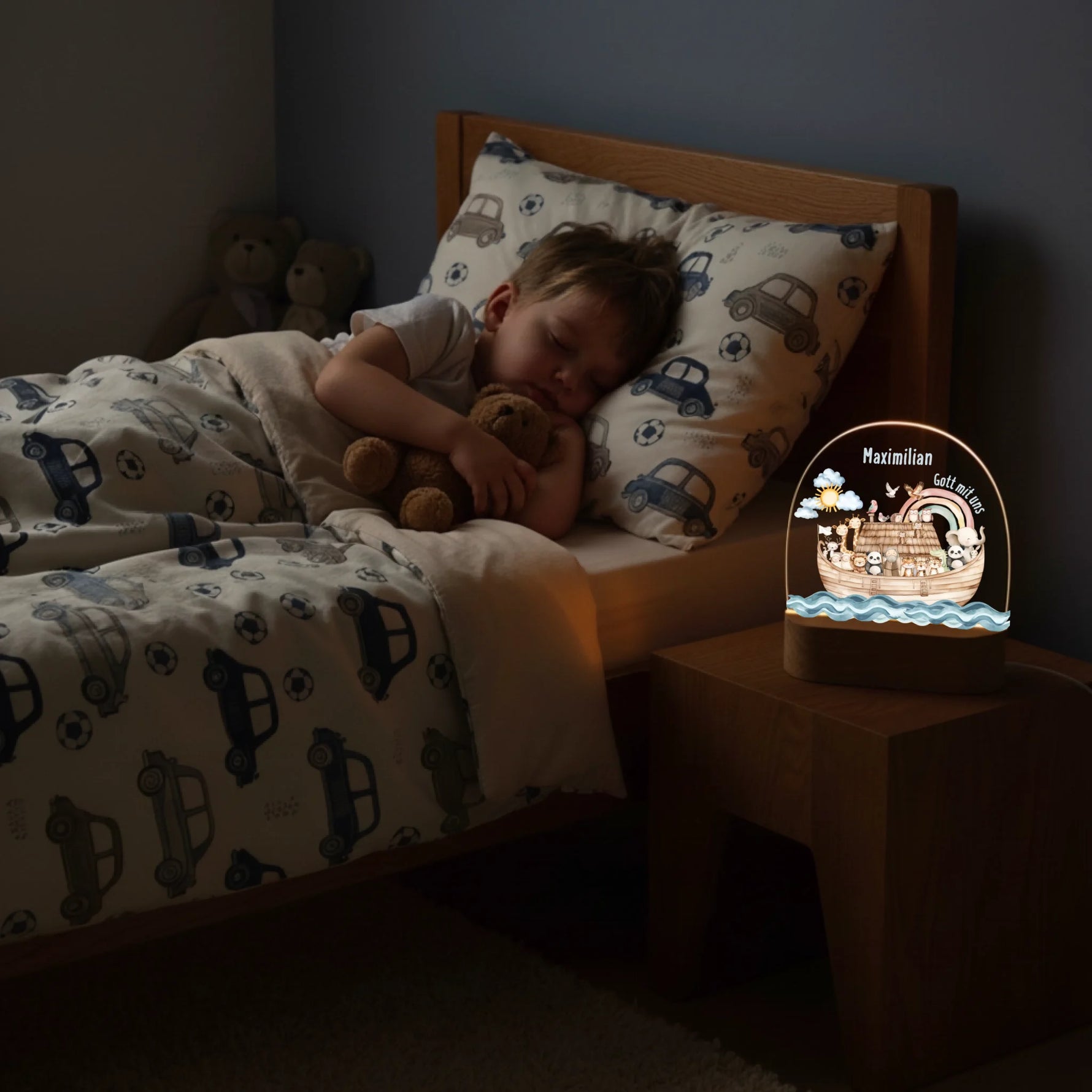 Junge schläft neben Personalisierten LED Nachtlicht Christliche Deko und Geschenk