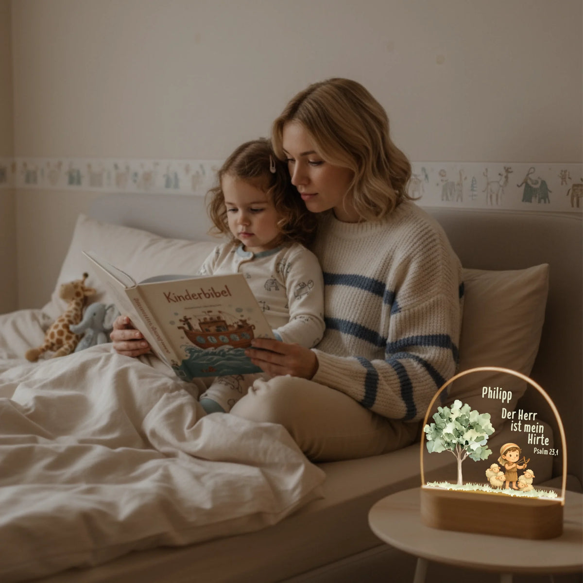 Personalisiertes LED Nachtlicht Christliche Deko und Geschenk Mutter liest Bibel vor
