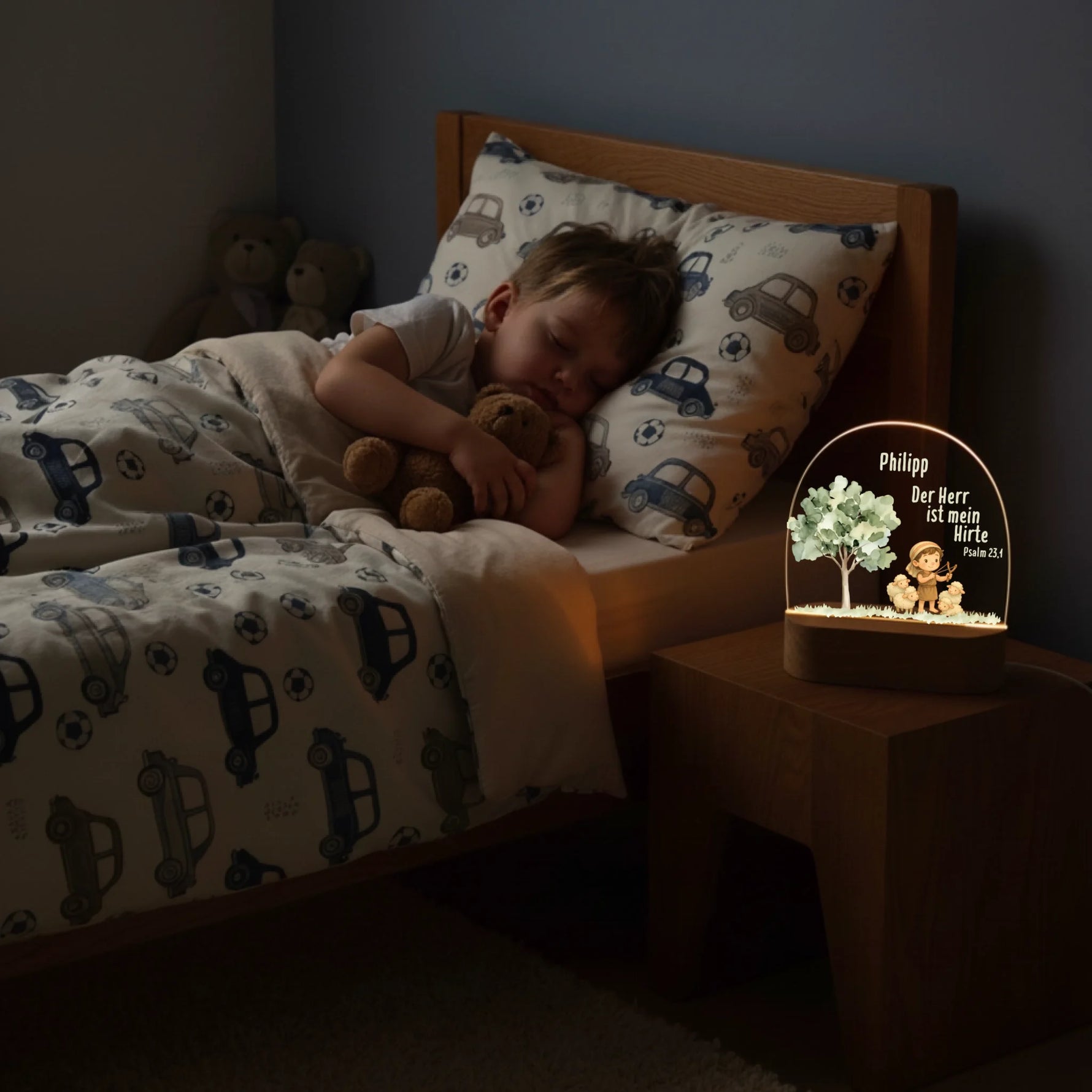 Junge schläft neben Personalisierten LED Nachtlicht Christliche Deko und Geschenk