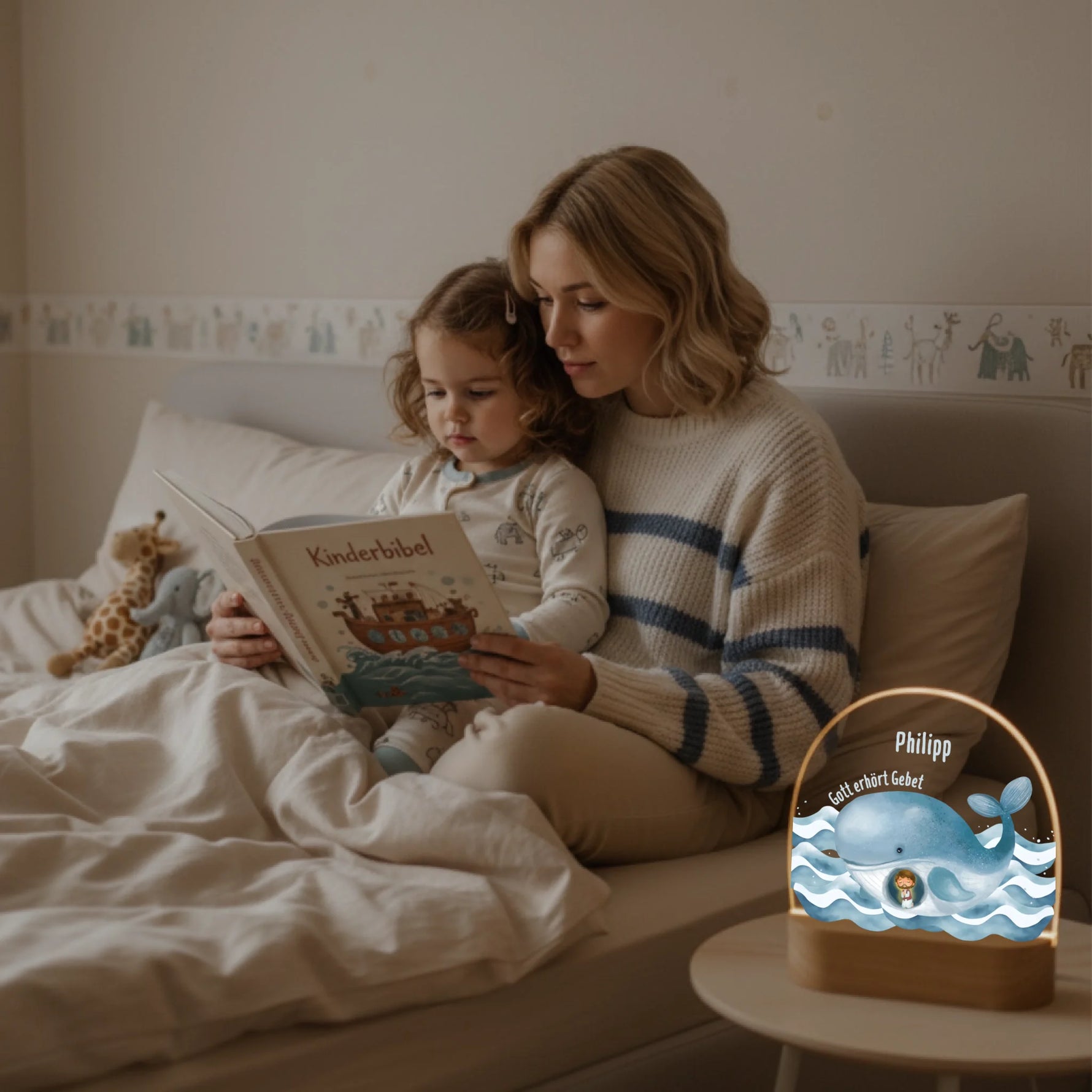 Personalisiertes LED Nachtlicht Christliche Deko und Geschenk Mutter liest Bibel vor