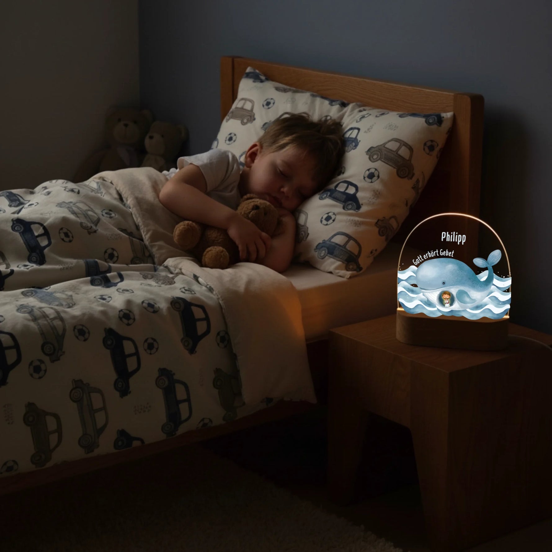 Junge schläft neben Personalisierten LED Nachtlicht Christliche Deko und Geschenk