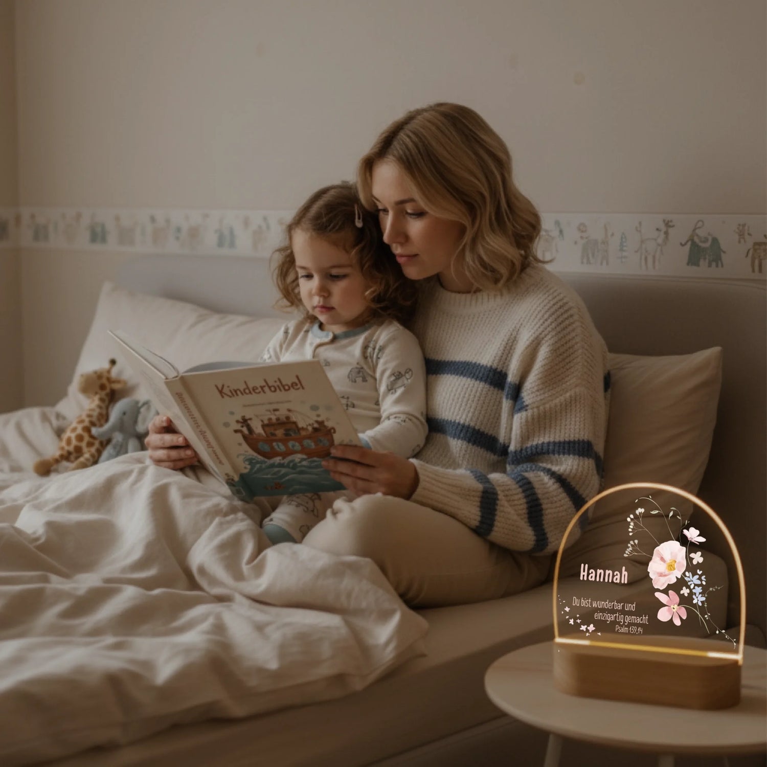 Personalisiertes LED Nachtlicht Christliche Deko und Geschenk Mutter liest Bibel vor