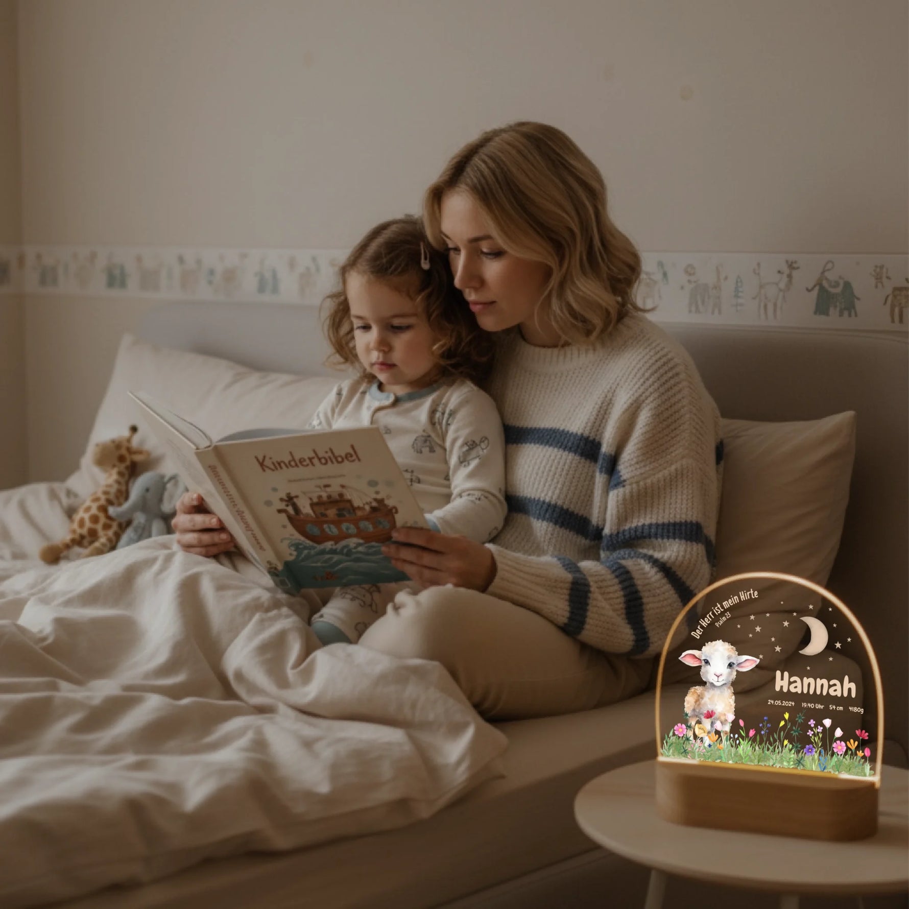 Personalisiertes LED Nachtlicht Christliche Deko und Geschenk Mutter liest Bibel vor