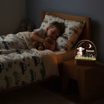 Junge schläft neben Personalisierten LED Nachtlicht Christliche Deko und Geschenk