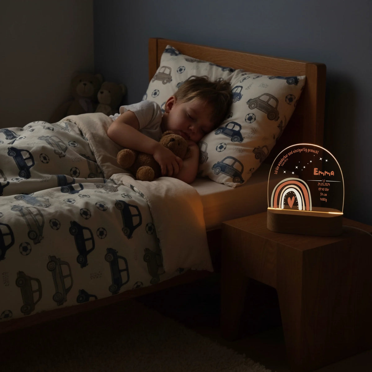 Junge schläft neben Personalisierten LED Nachtlicht Christliche Deko und Geschenk