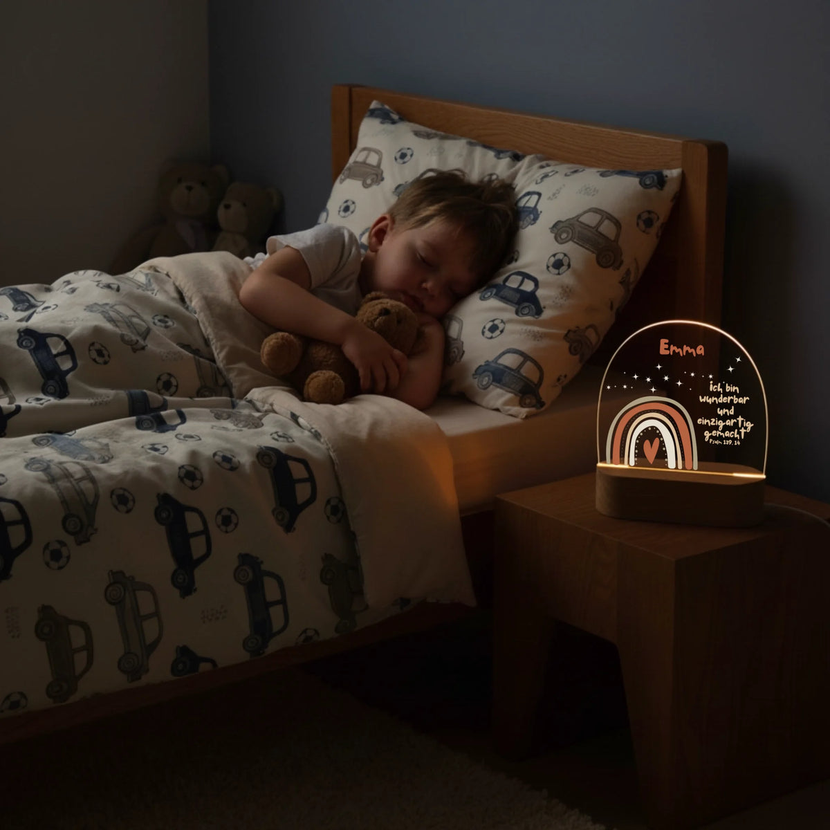 Junge schläft neben Personalisierten LED Nachtlicht Christliche Deko und Geschenk