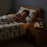Junge schläft neben Personalisierten LED Nachtlicht Christliche Deko und Geschenk