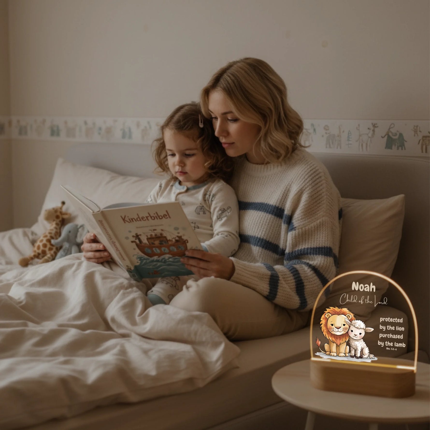 Personalisiertes LED Nachtlicht Christliche Deko und Geschenk Mutter liest Bibel vor