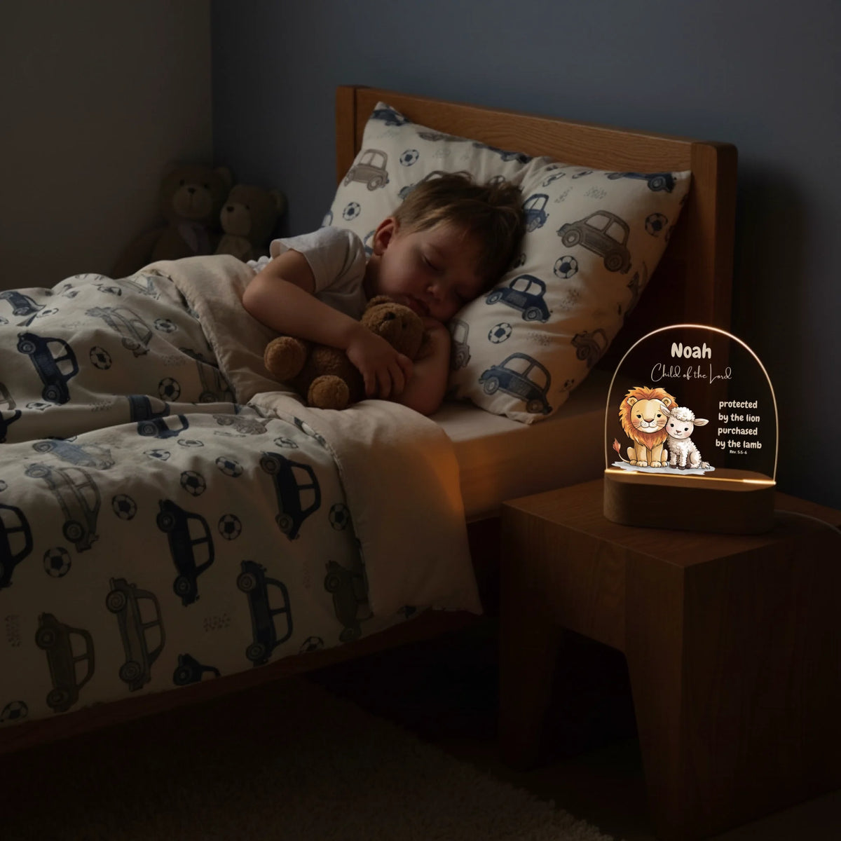 Junge schläft neben Personalisierten LED Nachtlicht Christliche Deko und Geschenk