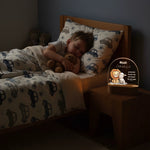 Junge schläft neben Personalisierten LED Nachtlicht Christliche Deko und Geschenk