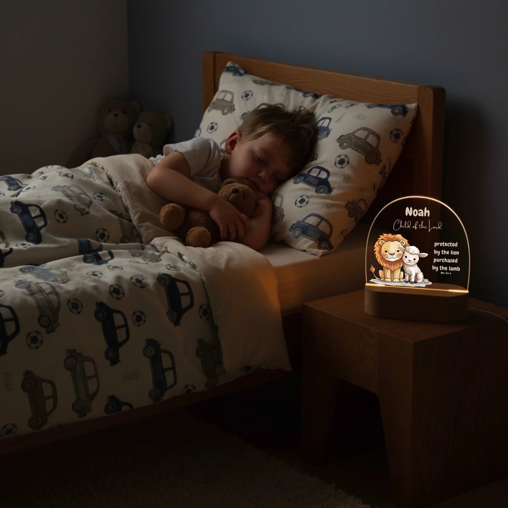 Junge schläft neben Personalisierten LED Nachtlicht Christliche Deko und Geschenk