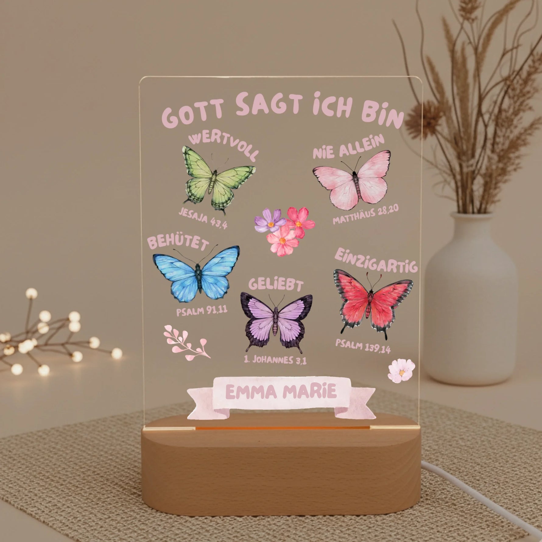 Personalisiertes LED Nachtlicht Christliche Deko und Geschenk neben Vase mit Blumen