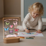 Mädchen malt neben Personalisierten LED Nachtlicht Christliche Deko und Geschenk Kinderzimmer Junge spielt Autos