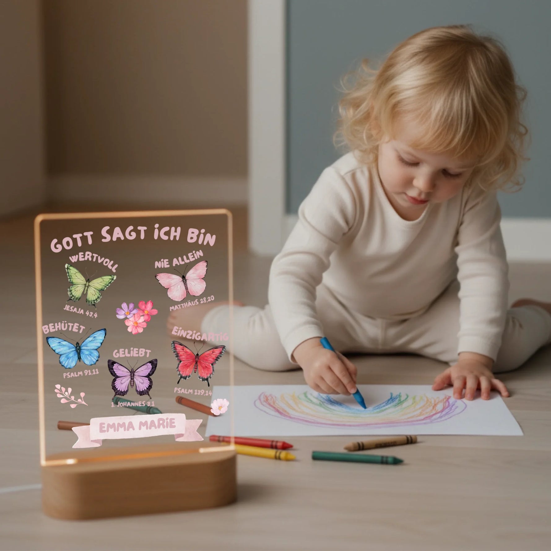 Mädchen malt neben Personalisierten LED Nachtlicht Christliche Deko und Geschenk Kinderzimmer Junge spielt Autos