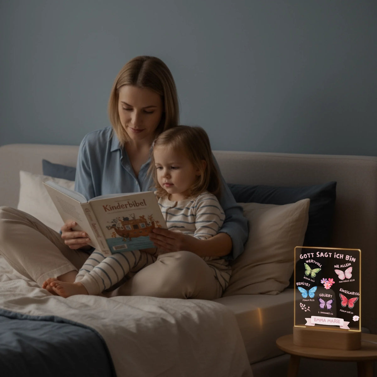 Personalisiertes LED Nachtlicht Christliche Deko und Geschenk Kinderzimmer Mutter liest Bibel vor