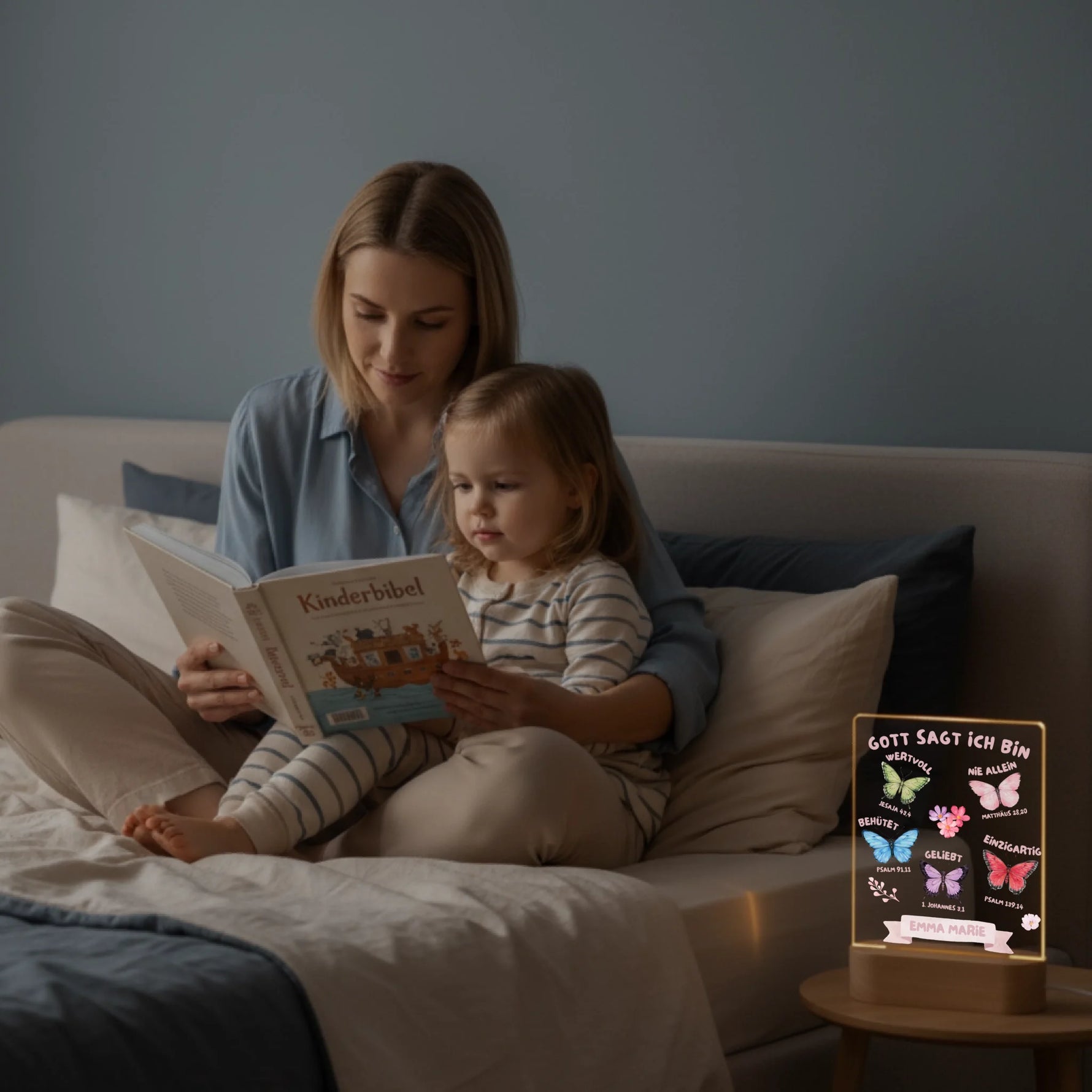 Personalisiertes LED Nachtlicht Christliche Deko und Geschenk Kinderzimmer Mutter liest Bibel vor
