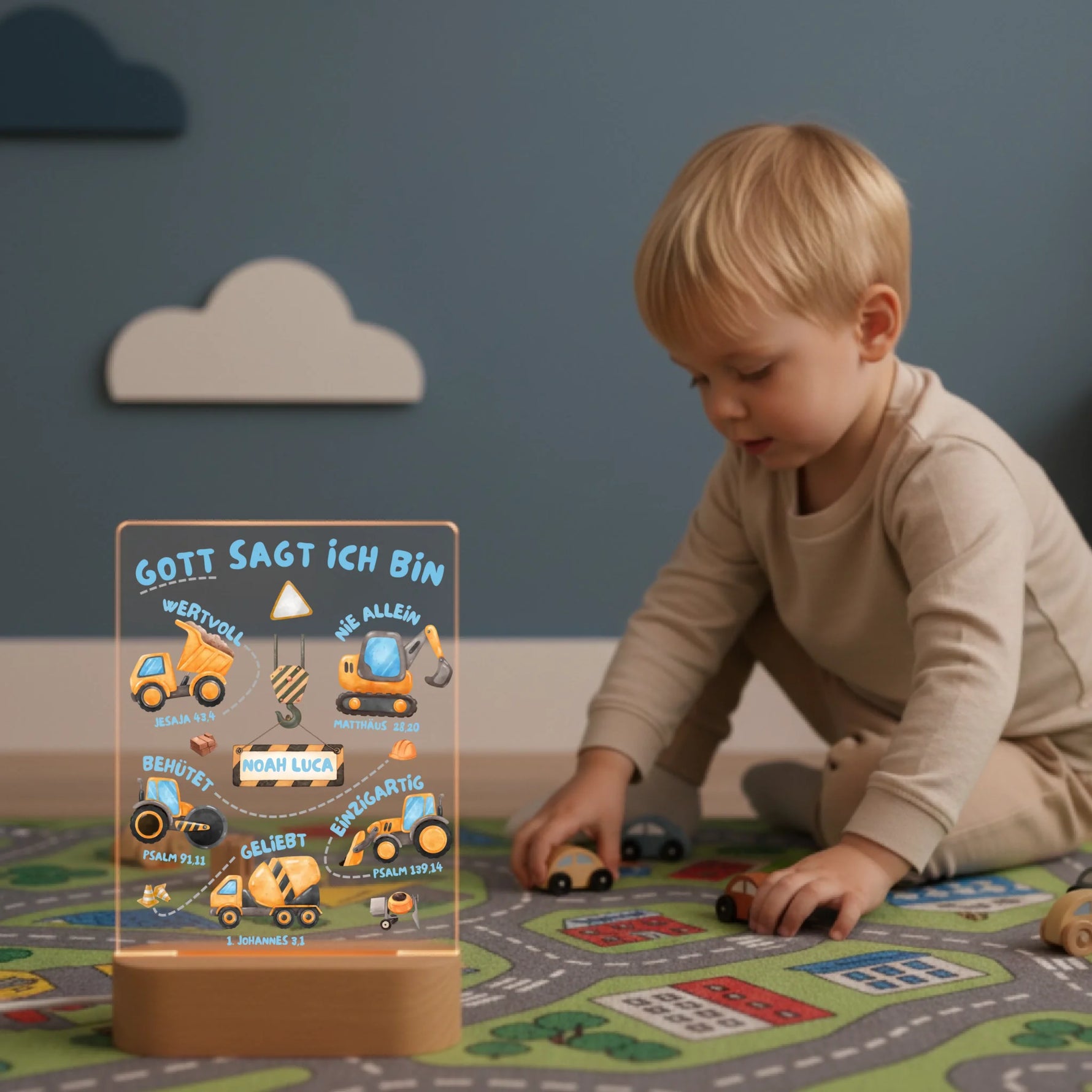 Personalisiertes LED Nachtlicht Christliche Deko und Geschenk Kinderzimmer Junge spielt Autos