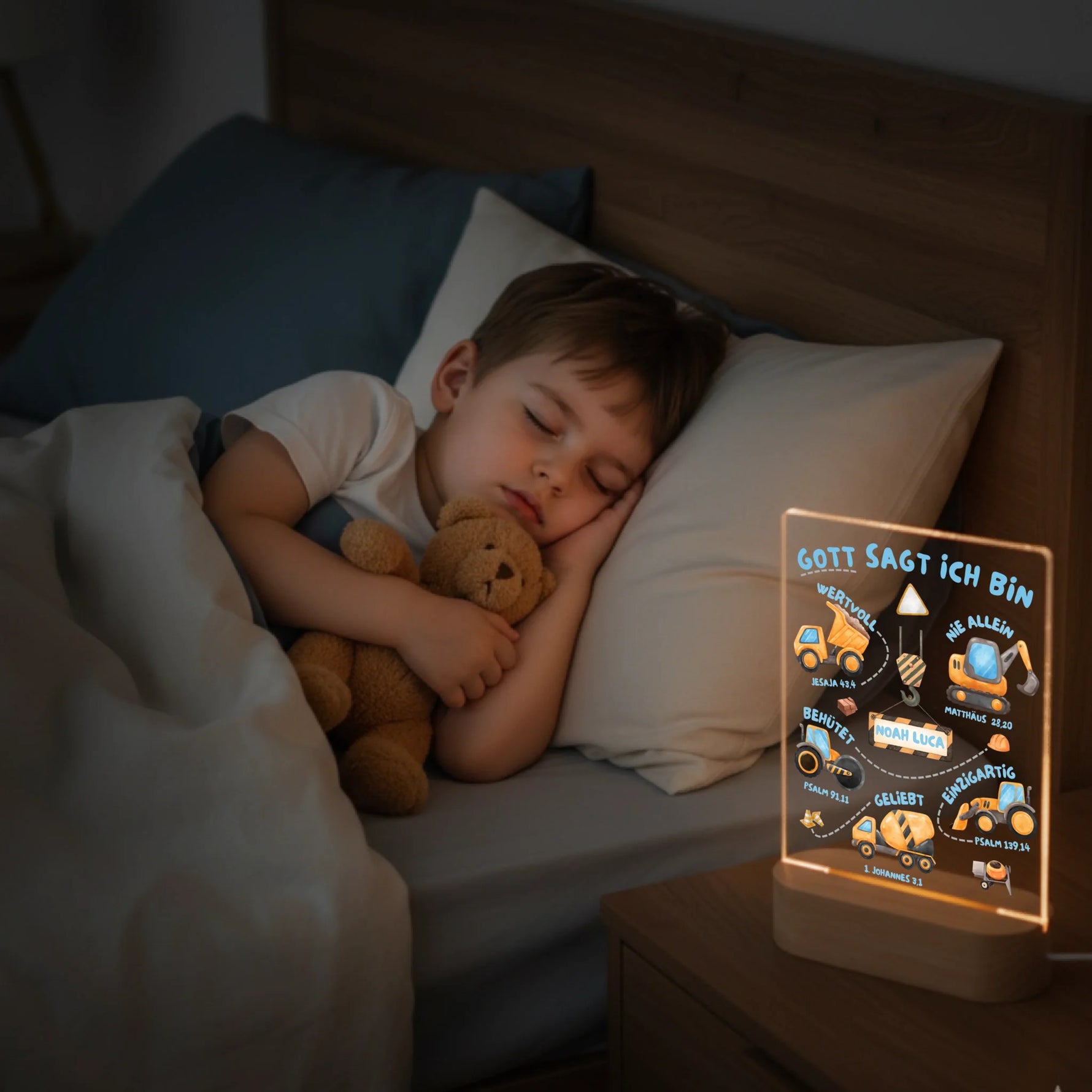 Junge schläft neben Personalisierten LED Nachtlicht Christliche Deko und Geschenk Kinderzimmer