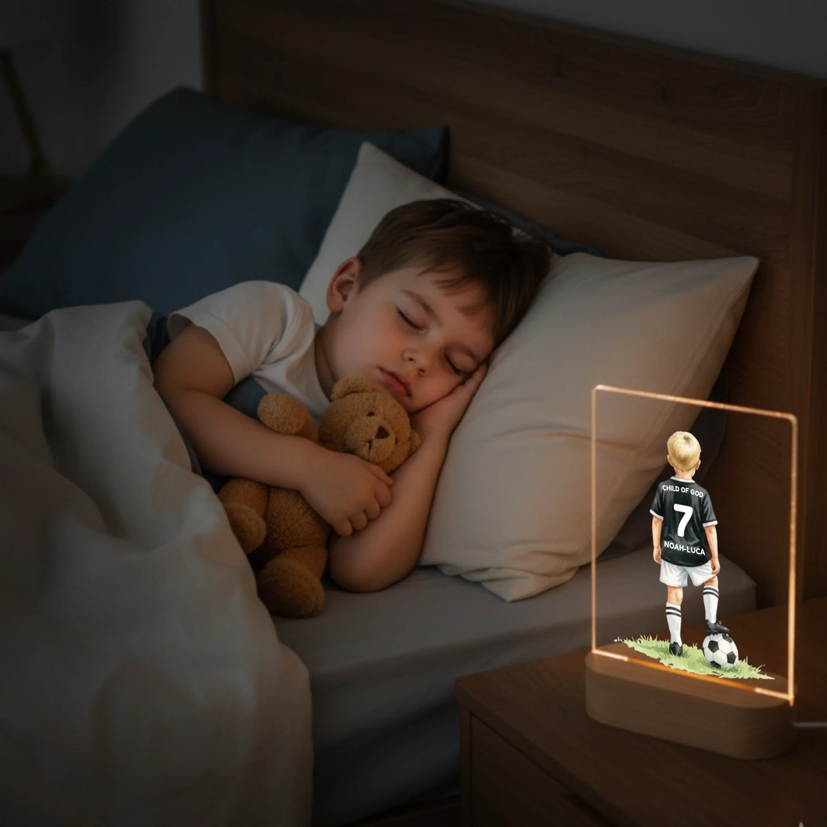 Junge schläft neben Personalisierten LED Nachtlicht Christliche Deko und Geschenk Kinderzimmer