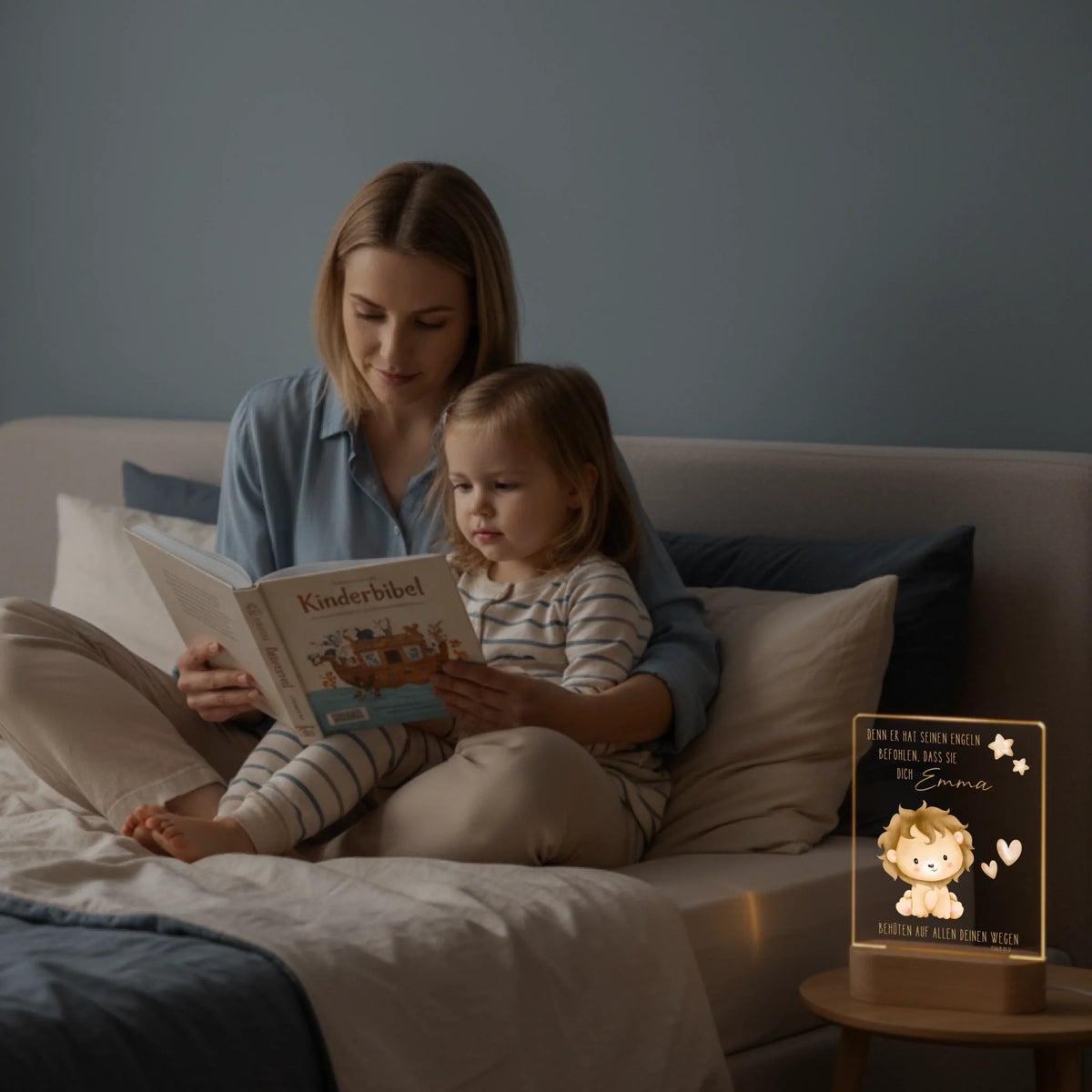 Personalisiertes LED Nachtlicht Christliche Deko und Geschenk Kinderzimmer Mutter liest Bibel vor