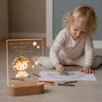 Mädchen malt neben Personalisierten LED Nachtlicht Christliche Deko und Geschenk Kinderzimmer Junge spielt Autos