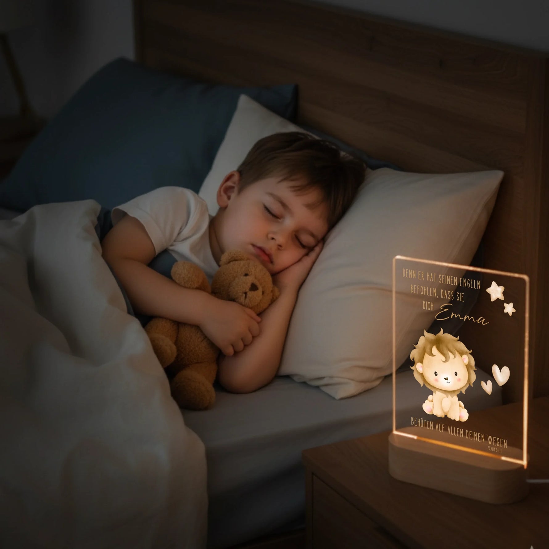 Junge schläft neben Personalisierten LED Nachtlicht Christliche Deko und Geschenk Kinderzimmer